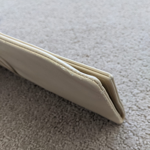 2 clutches w/magnetic closures - Picture 3 of 7